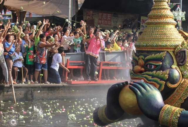 "ยิ่งลักษณ์" ร่วมงานประเพณีรับบัว-โยนบัว วัดบางพลีใหญ่