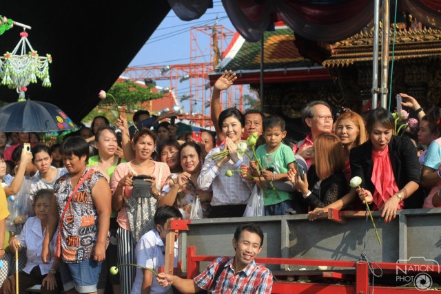 "ยิ่งลักษณ์" ร่วมงานประเพณีรับบัว-โยนบัว วัดบางพลีใหญ่