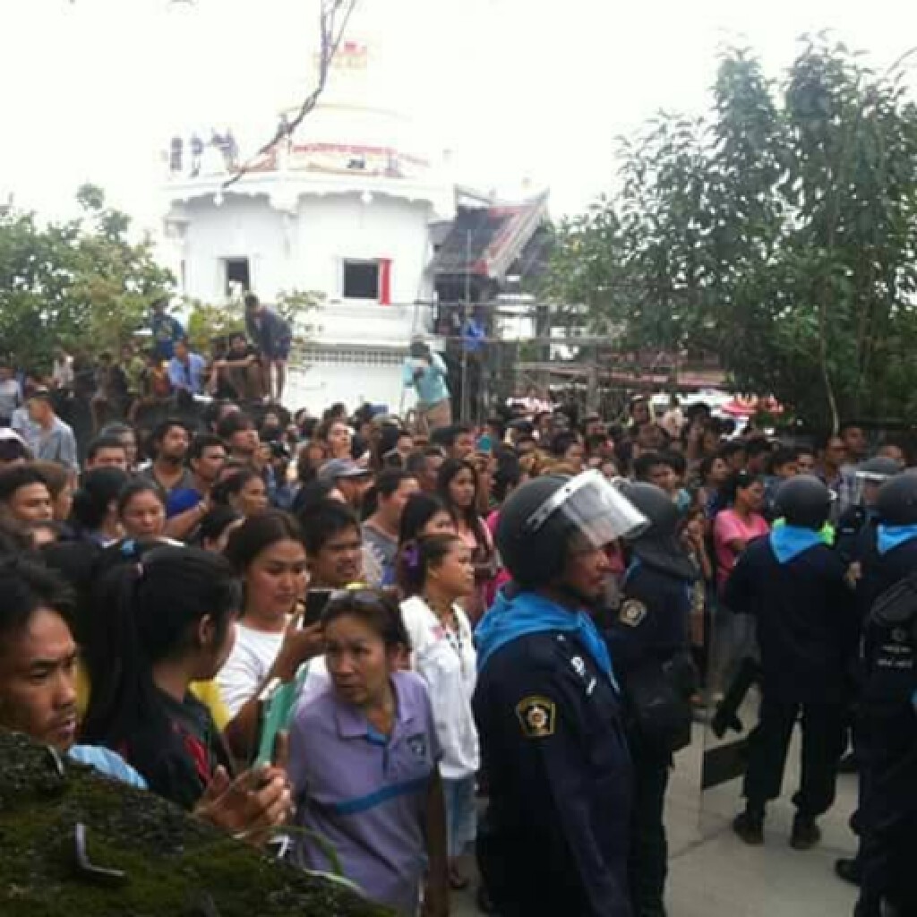 ตร.นำตัวฆาตรกรฆ่านร.หญิงทำแผนประกอบคำรับสารภาพ ตร.นำตัวฆาตรกรฆ่านร.หญิงทำแผนประกอบคำรับสารภาพ