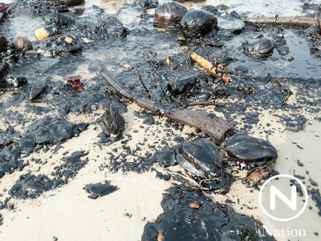 พบคราบน้ำมันดำ ลอยติดชายหาดหัวหิน-เขาตะเกียบ 10 กม.