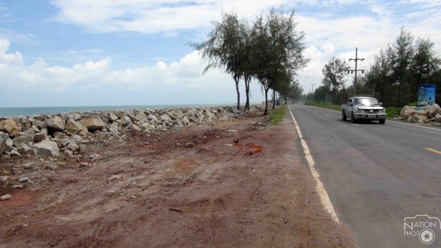 เขื่อนหินกันคลื่นกัดเซาะชายฝั่งถนนเลียบชายทะเล สร้างเสร็จทันฤดูมรสุม