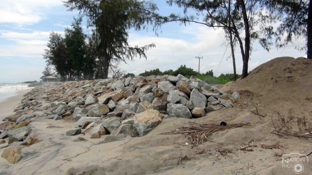 เขื่อนหินกันคลื่นกัดเซาะชายฝั่งถนนเลียบชายทะเล สร้างเสร็จทันฤดูมรสุม