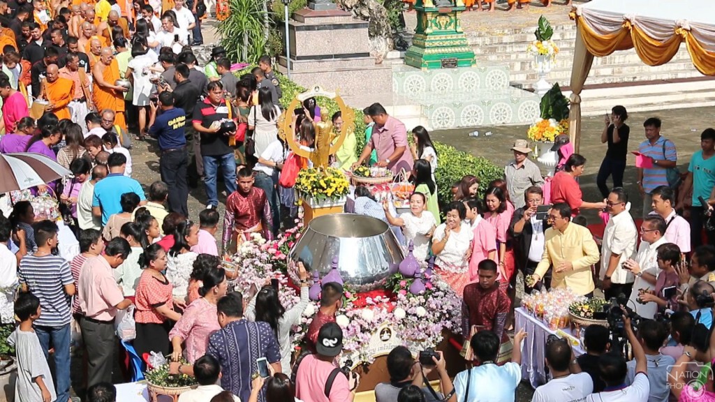 พุทธศาสนิกชนร่วมงาน ประเพณีตักบาตรข้าวต้มลูกโยน
