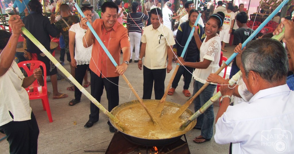 สภาวัฒนธรรมนำน้ำตาลมงคลให้ปรุงข้าวทิพย์ ในวันออกพรรษา สภาวัฒนธรรมนำน้ำตาลมงคลให้ปรุงข้าวทิพย์ ในวันออกพรรษา