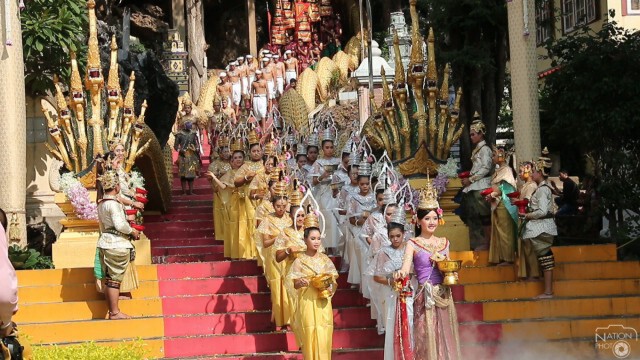 พุทธศาสนิกชนร่วมงาน ประเพณีตักบาตรข้าวต้มลูกโยน