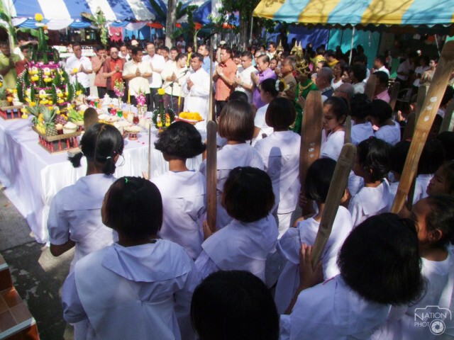 สภาวัฒนธรรมนำน้ำตาลมงคลให้ปรุงข้าวทิพย์ ในวันออกพรรษา