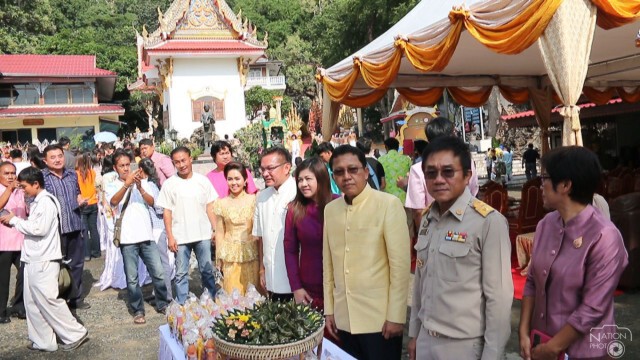 พุทธศาสนิกชนร่วมงาน ประเพณีตักบาตรข้าวต้มลูกโยน