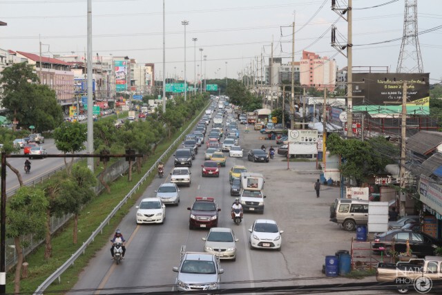 ตร.จราจรร้องผิวถนนชำรุด ทำรถติดชั่วโมงเร่งด่วน
