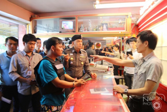 คุมตัวคนร้ายชิงทรัพย์ร้านทองฯทำแผน