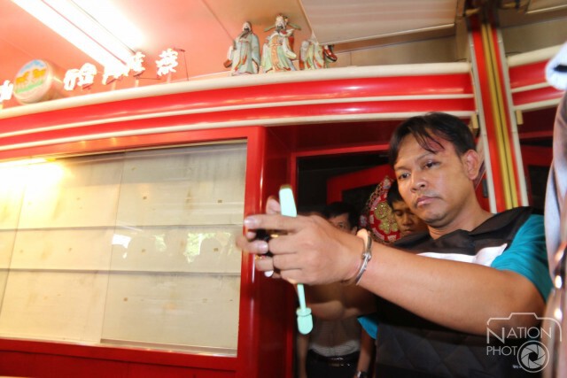 คุมตัวคนร้ายชิงทรัพย์ร้านทองฯทำแผน