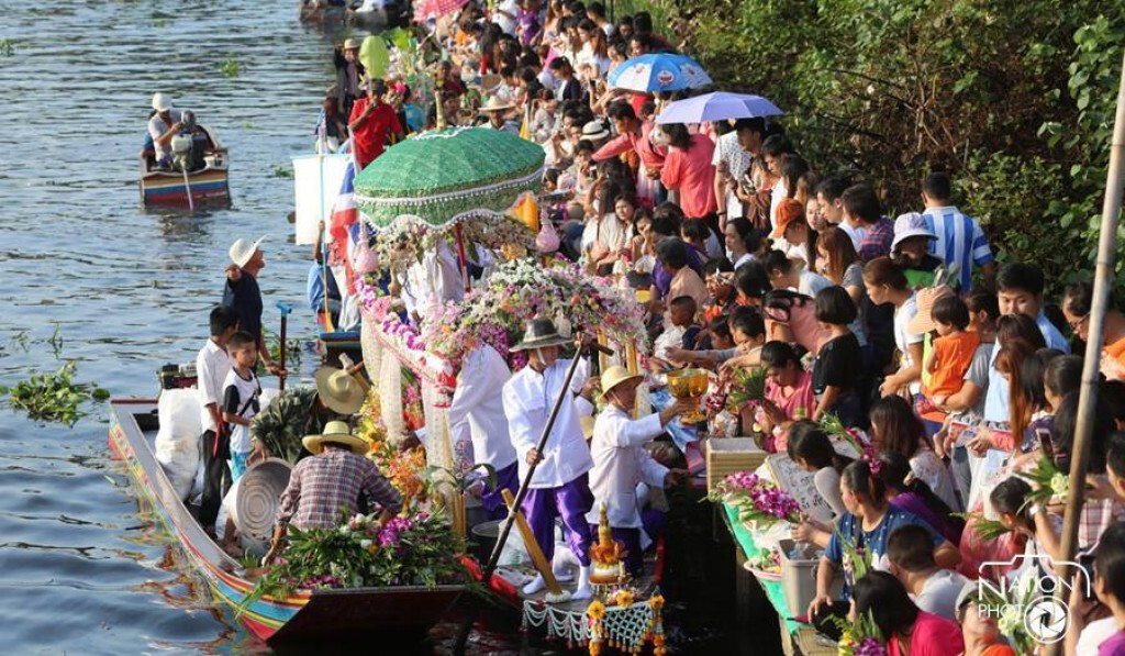ลาดกระบังจัดงาน "ตักบาตรพระร้อยทางเรือ" ลาดกระบังจัดงาน "ตักบาตรพระร้อยทางเรือ"