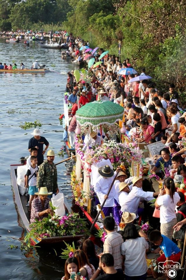 ลาดกระบังจัดงาน "ตักบาตรพระร้อยทางเรือ"