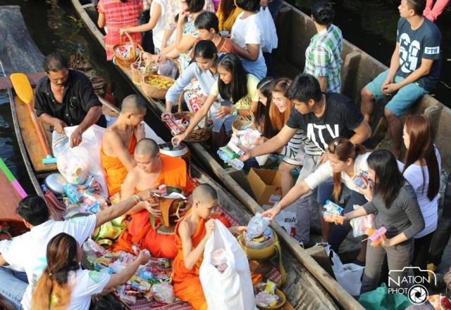 ลาดกระบังจัดงาน "ตักบาตรพระร้อยทางเรือ"