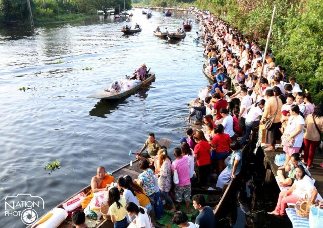 ลาดกระบังจัดงาน "ตักบาตรพระร้อยทางเรือ"