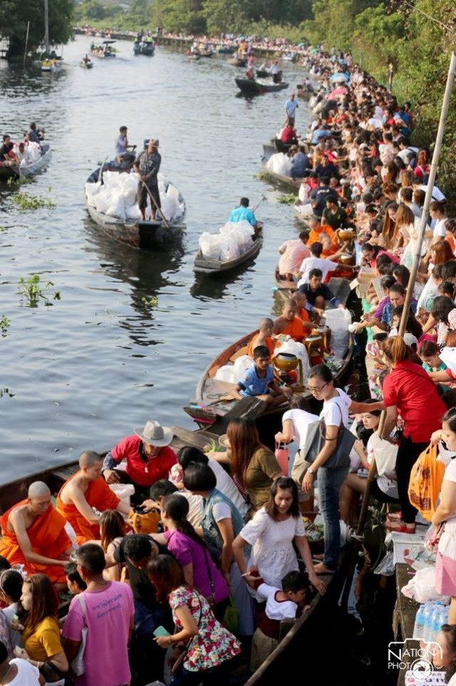 ลาดกระบังจัดงาน "ตักบาตรพระร้อยทางเรือ"