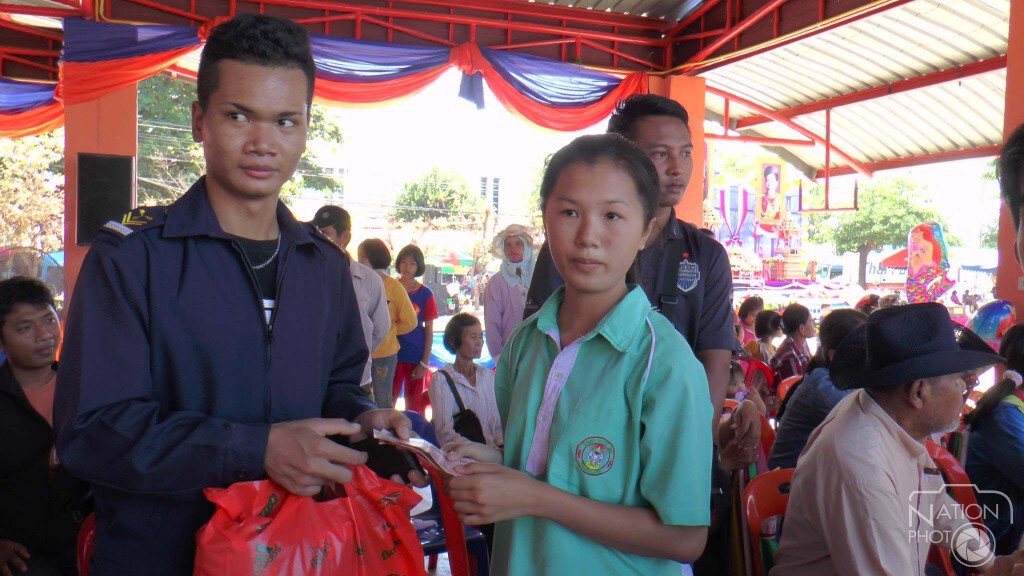 ชื่นชม... นักเรียน ม.5 เก็บกระเป๋านทท.ที่มาชมงานแข่งเรือยาว