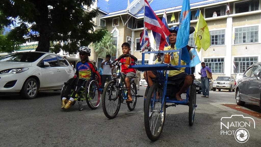 หนุ่มโปลิโอวัย 49 ปี ปั่นสามล้อไกลกว่า 40 กิโลฯ ลงทะเบียน "BIKE FOR DAD" หนุ่มโปลิโอวัย 49 ปี ปั่นสามล้อไกลกว่า 40 กิโลฯ ลงทะเบียน "BIKE FOR DAD"