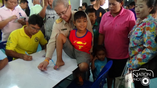 หนุ่มโปลิโอวัย 49 ปี ปั่นสามล้อไกลกว่า 40 กิโลฯ ลงทะเบียน "BIKE FOR DAD"