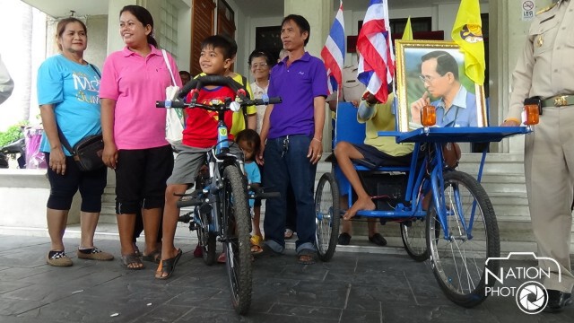 หนุ่มโปลิโอวัย 49 ปี ปั่นสามล้อไกลกว่า 40 กิโลฯ ลงทะเบียน "BIKE FOR DAD"