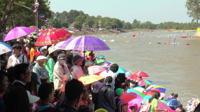 ชื่นชม... นักเรียน ม.5 เก็บกระเป๋านทท.ที่มาชมงานแข่งเรือยาว