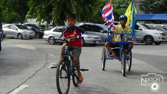 หนุ่มโปลิโอวัย 49 ปี ปั่นสามล้อไกลกว่า 40 กิโลฯ ลงทะเบียน "BIKE FOR DAD"