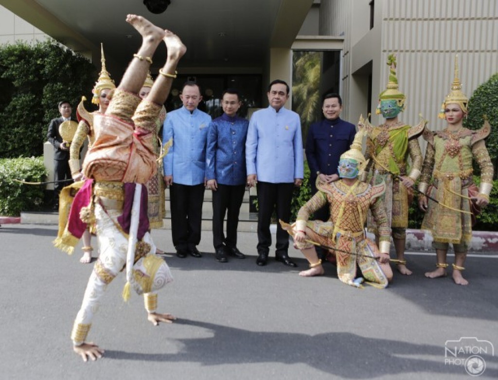 นายกฯ ชมตัวอย่างโขน "ศึกอินทรชิต" พร้อมเชิญชวนปชช.ร่วมรับชม นายกฯ ชมตัวอย่างโขน "ศึกอินทรชิต" พร้อมเชิญชวนปชช.ร่วมรับชม