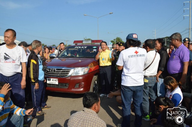 ผู้ขายล็อตเตอรี่เมืองเลยกว่า 800 ฮือปิดถนนโวย "ยี่ปั๊วะขายแพง"