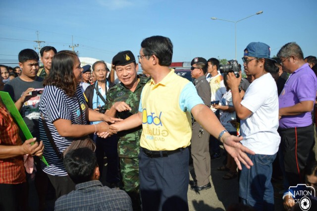 ผู้ขายล็อตเตอรี่เมืองเลยกว่า 800 ฮือปิดถนนโวย "ยี่ปั๊วะขายแพง"