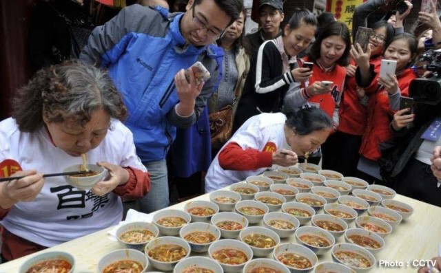 เชื่อหรือไม่ 1 นาที กินก๋วยเตี๋ยวได้ 43 ชาม