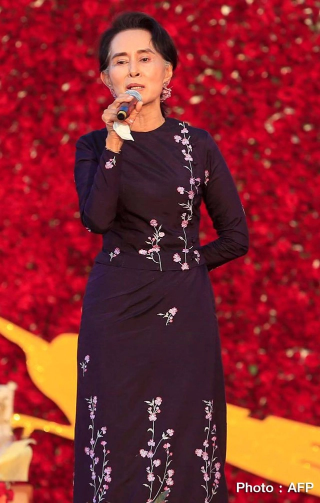 เสื้อผ้า หน้า ผม "ซูจี"