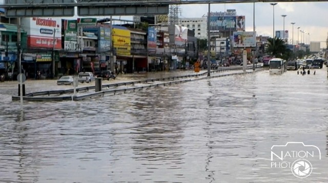 พัทยาอ่วมอีก! ฝนตกหนักไม่ถึง 30 นาที น้ำท่วมสูง จราจรติดยาว