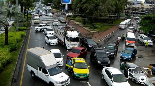 พัทยาอ่วมอีก! ฝนตกหนักไม่ถึง 30 นาที น้ำท่วมสูง จราจรติดยาว
