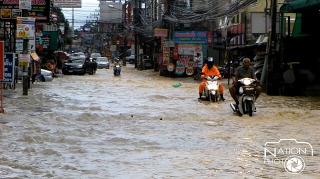 พัทยาอ่วมอีก! ฝนตกหนักไม่ถึง 30 นาที น้ำท่วมสูง จราจรติดยาว