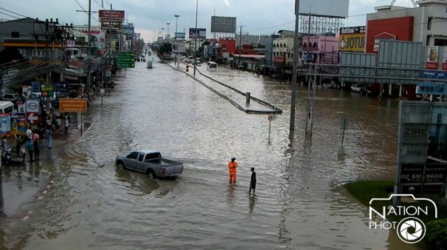 พัทยาอ่วมอีก! ฝนตกหนักไม่ถึง 30 นาที น้ำท่วมสูง จราจรติดยาว