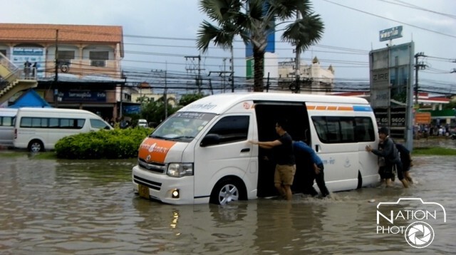 พัทยาอ่วมอีก! ฝนตกหนักไม่ถึง 30 นาที น้ำท่วมสูง จราจรติดยาว