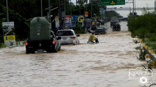 พัทยาอ่วมอีก! ฝนตกหนักไม่ถึง 30 นาที น้ำท่วมสูง จราจรติดยาว