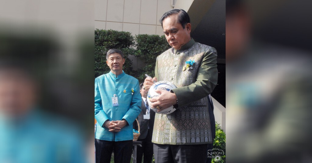 "ประยุทธ์" ร่วมให้กำลังใจทีมฟุตบอลไทย "ประยุทธ์" ร่วมให้กำลังใจทีมฟุตบอลไทย