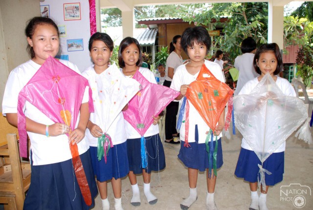 ร.ร.วังเป็ด ลดเวลาเรียนเพิ่มเวลารู้ สอนทำว่าวสนุกสนาน