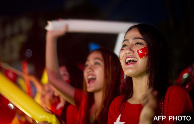 สุดคึกคัก...บรรยากาศหน้าพรรค NLD กลางเมืองย่างกุ้ง