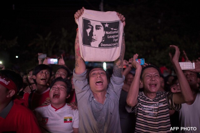 สุดคึกคัก...บรรยากาศหน้าพรรค NLD กลางเมืองย่างกุ้ง