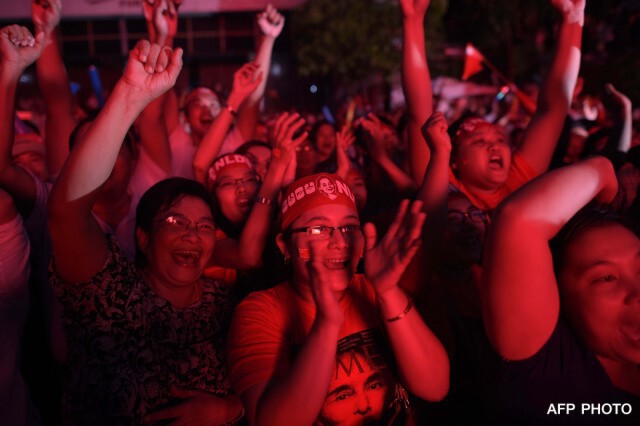 สุดคึกคัก...บรรยากาศหน้าพรรค NLD กลางเมืองย่างกุ้ง