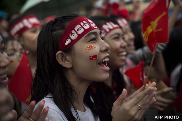 สุดคึกคัก...บรรยากาศหน้าพรรค NLD กลางเมืองย่างกุ้ง