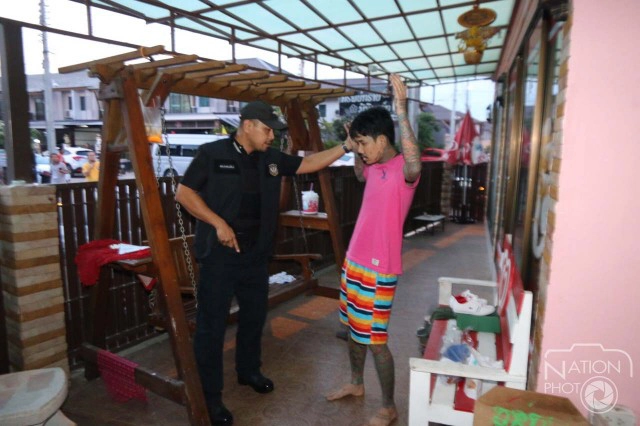 ปส.บุกรวบ"ปลาโอรส" พร้อมพวก 13 คนคาบ้าน หลังโพสต์เฟซบุ๊กเสพยาเย้ย ตร.