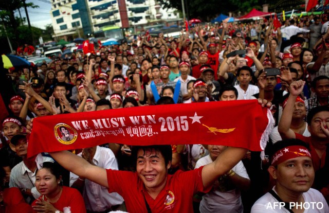 สุดคึกคัก...บรรยากาศหน้าพรรค NLD กลางเมืองย่างกุ้ง