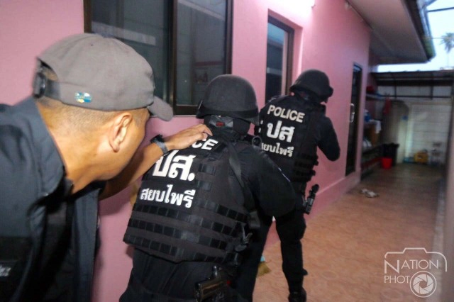 ปส.บุกรวบ"ปลาโอรส" พร้อมพวก 13 คนคาบ้าน หลังโพสต์เฟซบุ๊กเสพยาเย้ย ตร.