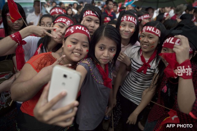 สุดคึกคัก...บรรยากาศหน้าพรรค NLD กลางเมืองย่างกุ้ง