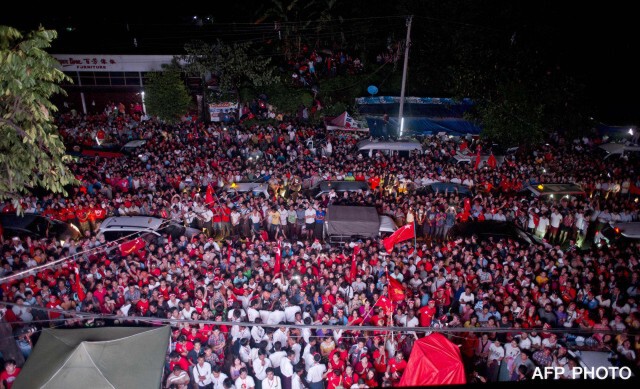 สุดคึกคัก...บรรยากาศหน้าพรรค NLD กลางเมืองย่างกุ้ง