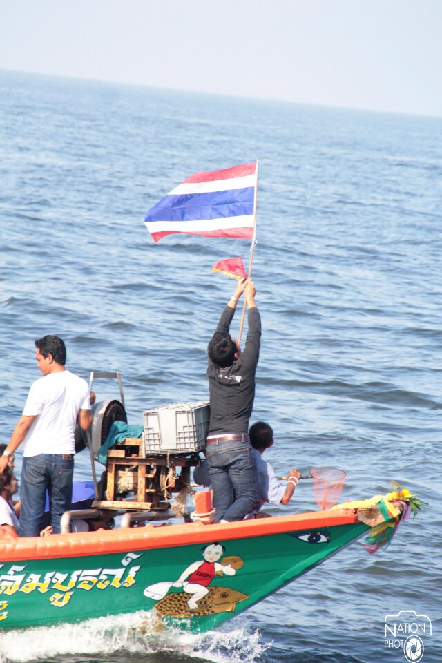 ผู้คนนับหมื่น ร่วมแห่ "หลวงปู่ปาน" ฝ่าคลื่นทะเล
