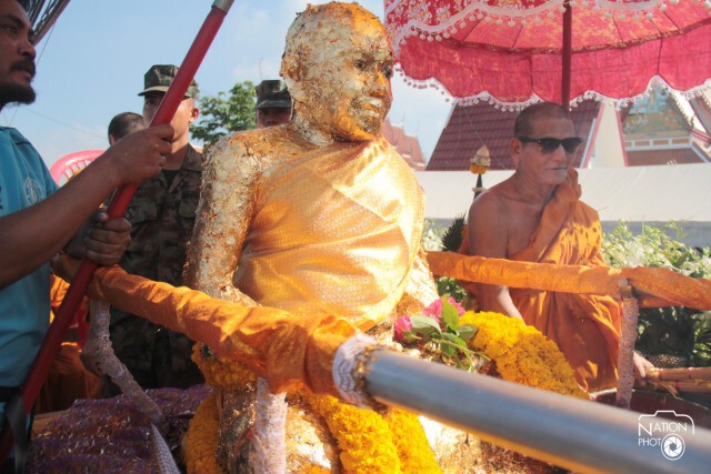 ผู้คนนับหมื่น ร่วมแห่ "หลวงปู่ปาน" ฝ่าคลื่นทะเล