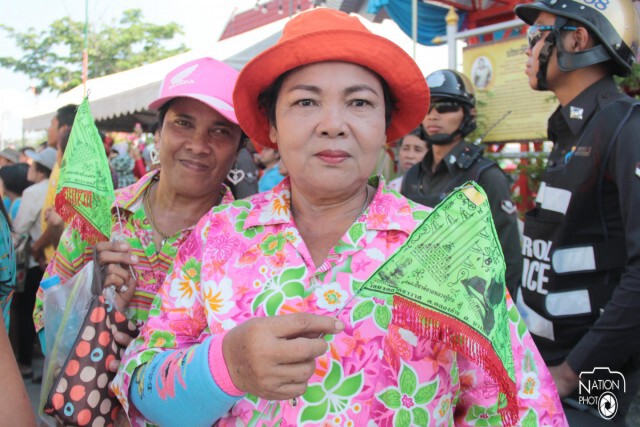 ผู้คนนับหมื่น ร่วมแห่ "หลวงปู่ปาน" ฝ่าคลื่นทะเล